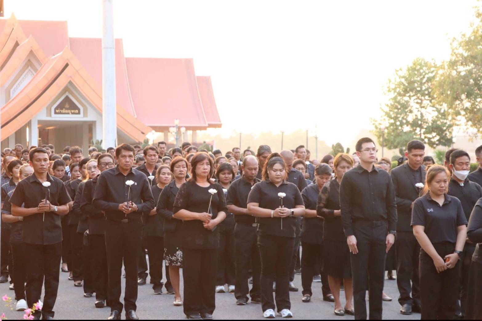 title - ผู้อำนวยการศูนย์ส่งเสริมและพัฒนาอาชีพเสริมนอกภาคการเกษตร ร่วมกิจกรรมแสดงความอาลัยและแสดงความจงรักภักดีสมเด็จพระนางเจ้าสิริกิต์ พระบรมราชินีนาถ พระบรมราชชนนีพันปีหลวง โครงการหนึ่งความดี ล้านความรัก ภูมิใจพรรคพระพันปีหลวง ณ ศาลาพระมิ่งขวัญ ศูนย์ส่งเสริมและพัฒนาอาชีพเสริมนอกภาคการเกษตร (ศูนย์ศิลปาชีพบางไทรฯ (เดิม))